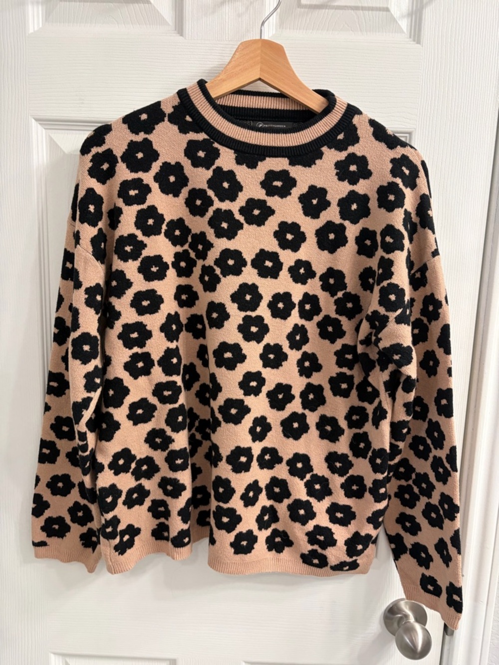 Crewneck Floral Knit Sweater in Beige and Black